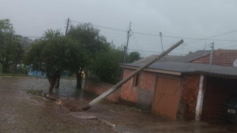 Forte Temporal Destelha Casas Derruba Arvores E Postes De Energia