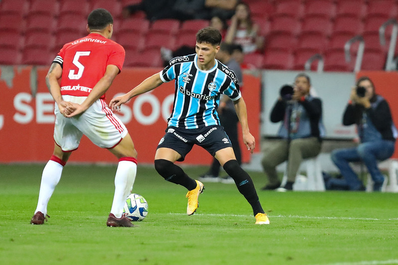 Wesley indo em direção à bola no jogo contra o Grêmio, pelo Brasileiro  Sub-20