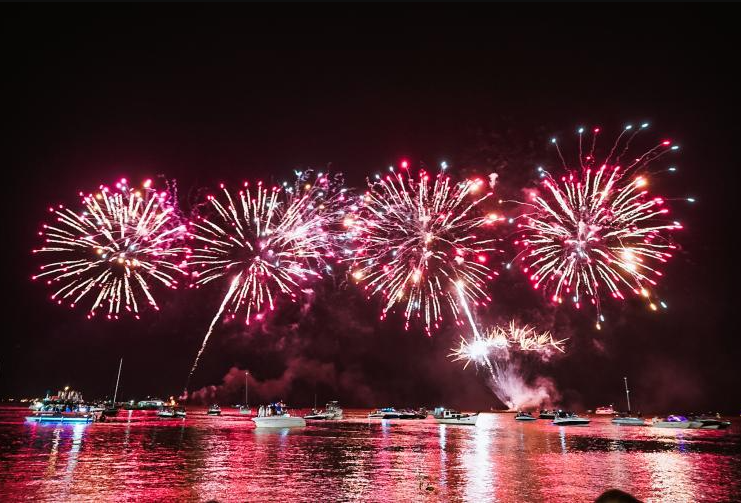 Multidão comemora a chegada de 2024 com festa na orla em Porto Alegre -  Alcir 61